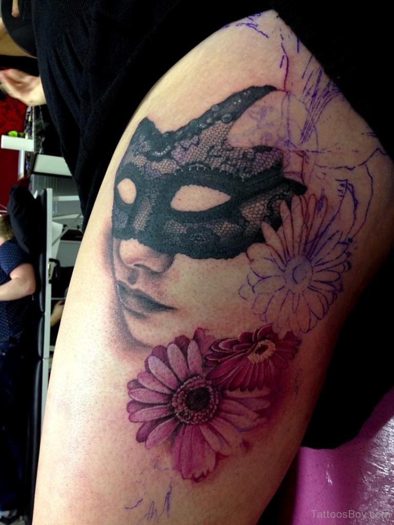 Frau mit maske tattoo