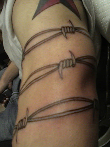 Barbed-Wire-Tattoo-on-bicep