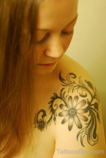 Beautiful Daisy Tattoo On Shoulder