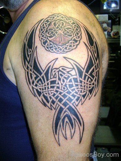 Awesome Celtic Tattoo On Shoulder-Tb1201