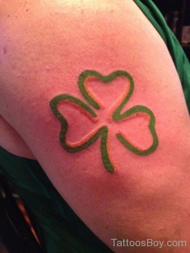 Awesome Clover Tattoo On Shoulder-TB12017