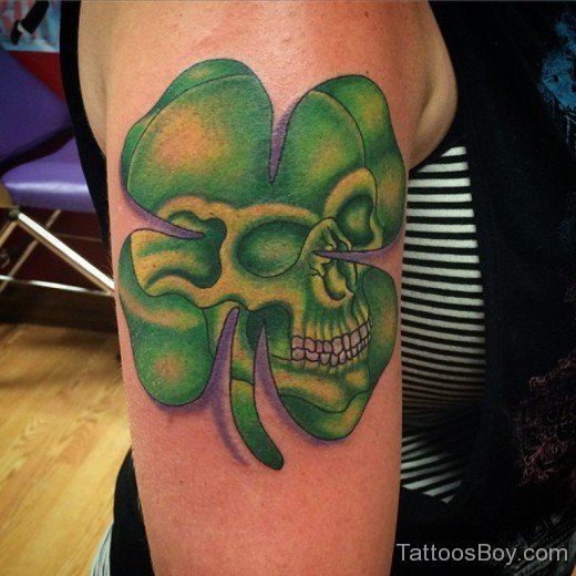 Skull And Clover Tattoo On Shoulder-TB12172