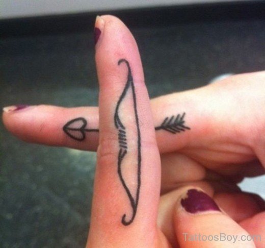 Bow And Arrow Tattoo On Finger-AWl1017