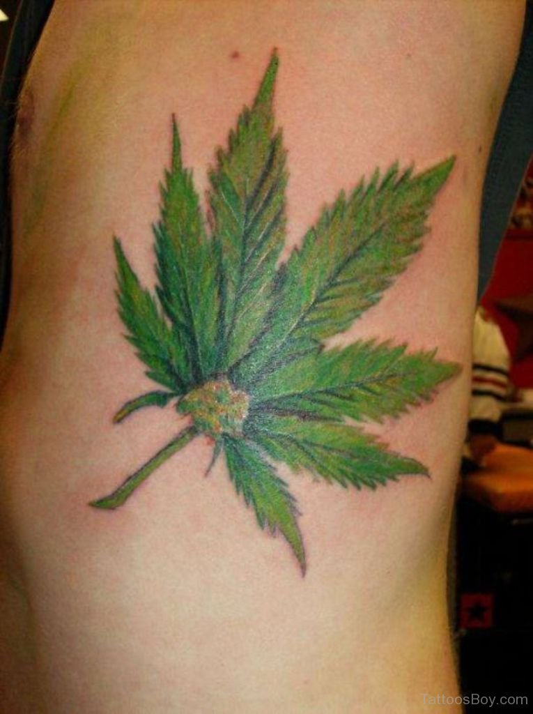 Weed plant tattoo designs ♥ Тату на плече девушки - лист мар