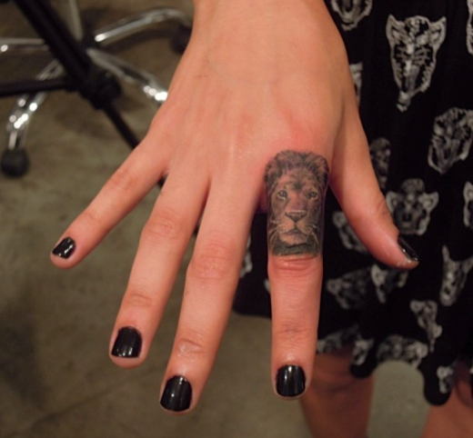 Lion Face Tattoo Design On Finger-AWl1062