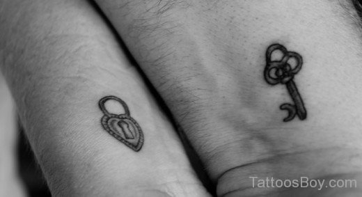 Lock And Key Tattoo On Wrist-TB1119