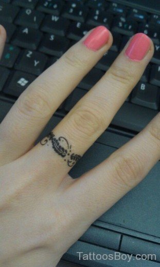 Amazing Ring Tattoo On Finger-TB103