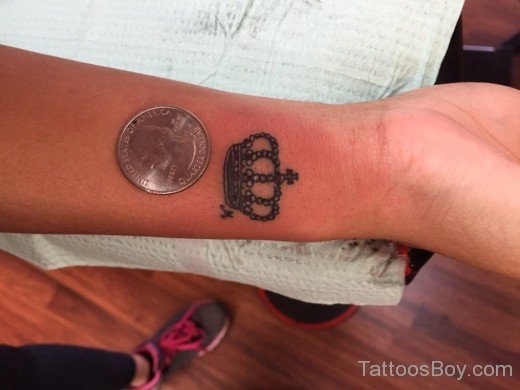 Awesome Crown Tattoo On Wrist-TB1010