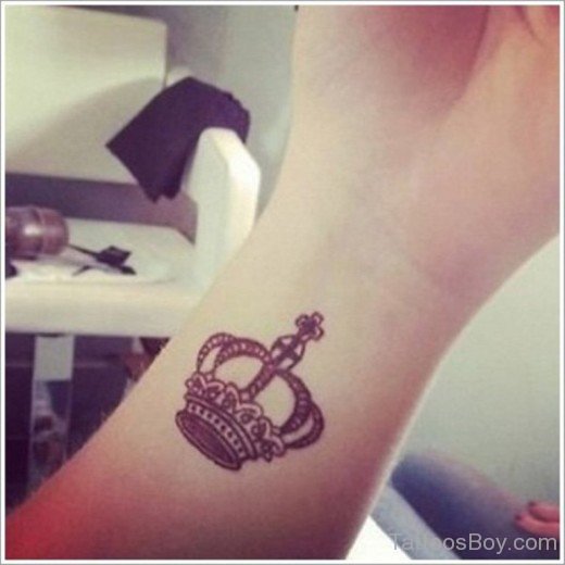 Awesome Crown Tattoo On Wrist-TB1403